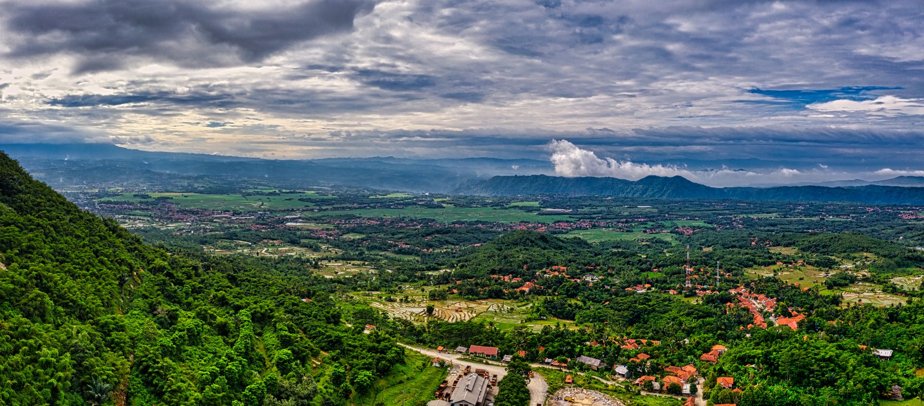 Purwakarta kota wisata alam dengan danau dan pegunungan yang memesona