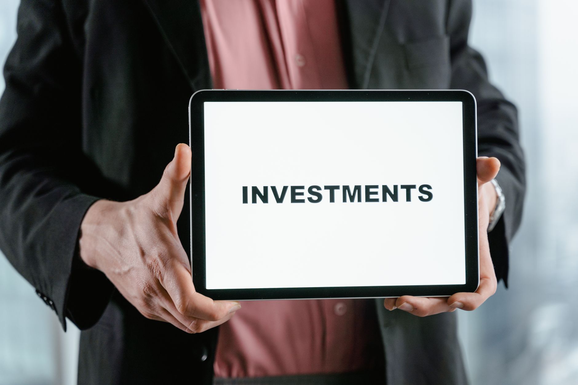 Ilustrasi berbagai instrumen investasi populer seperti saham emas dan properti untuk pertumbuhan keuangan jangka panjang